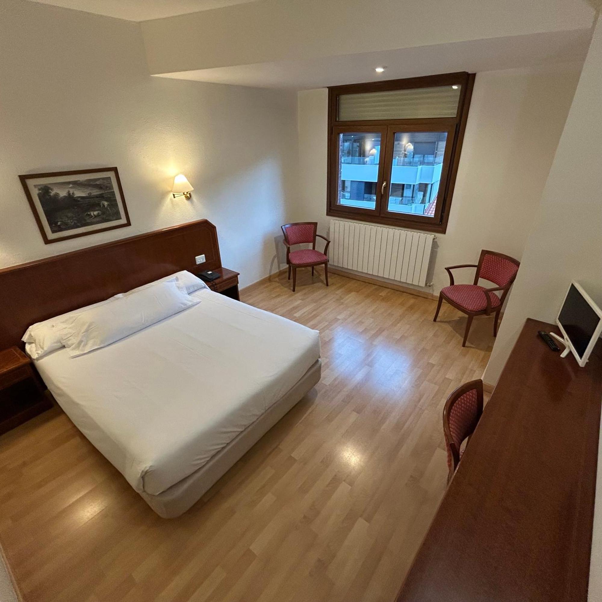 Hotel Unzaga Plaza Eibar Exterior photo