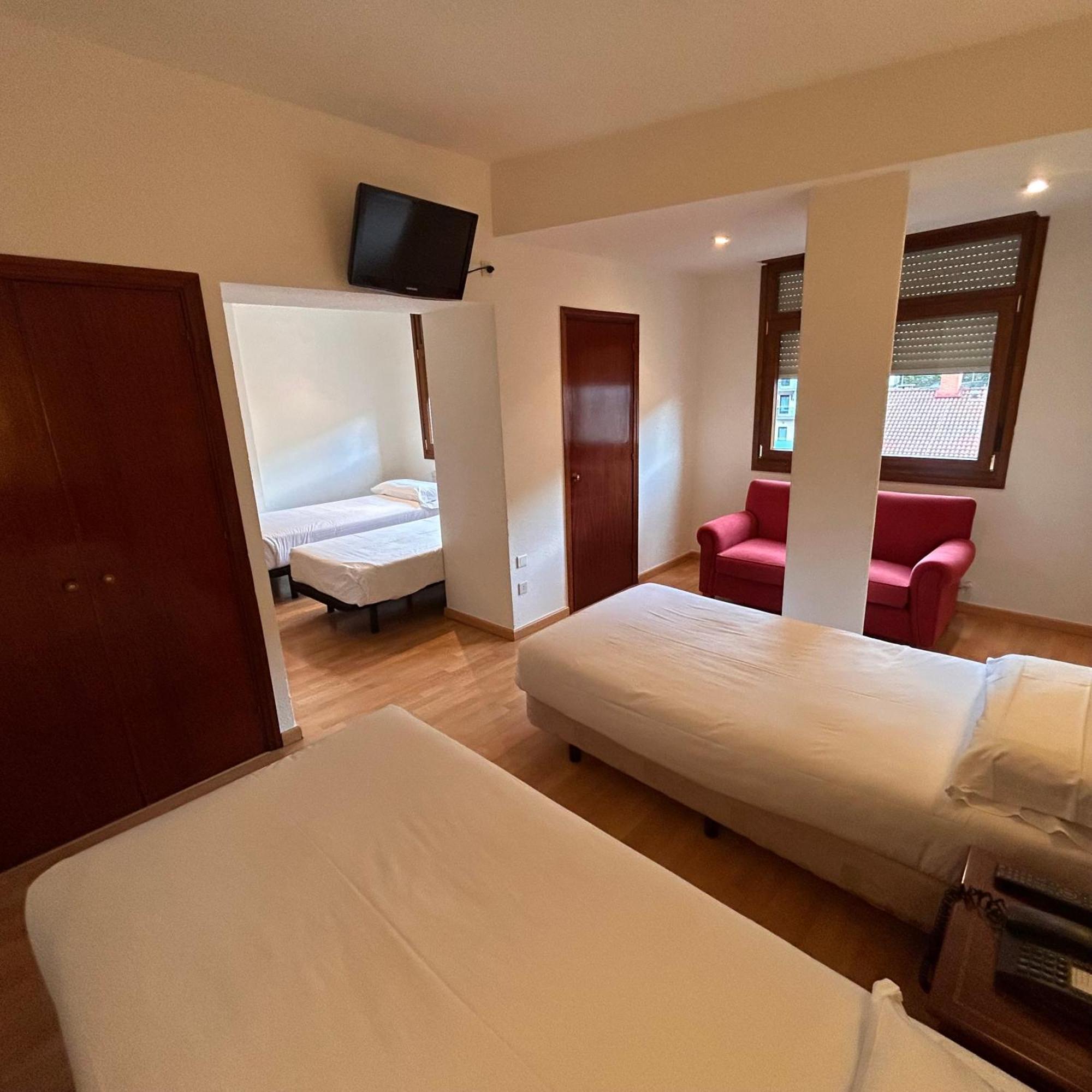 Hotel Unzaga Plaza Eibar Exterior photo